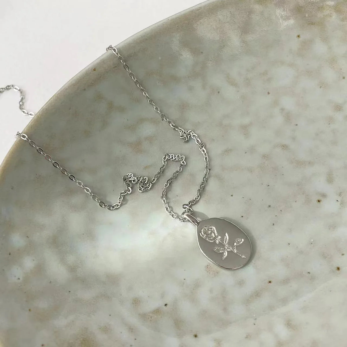 18K vergoldete Blumen-Cameo-Anhänger-Halskette für Damen, personalisierter ästhetischer Schmuck, Geburtstagsgeschenke