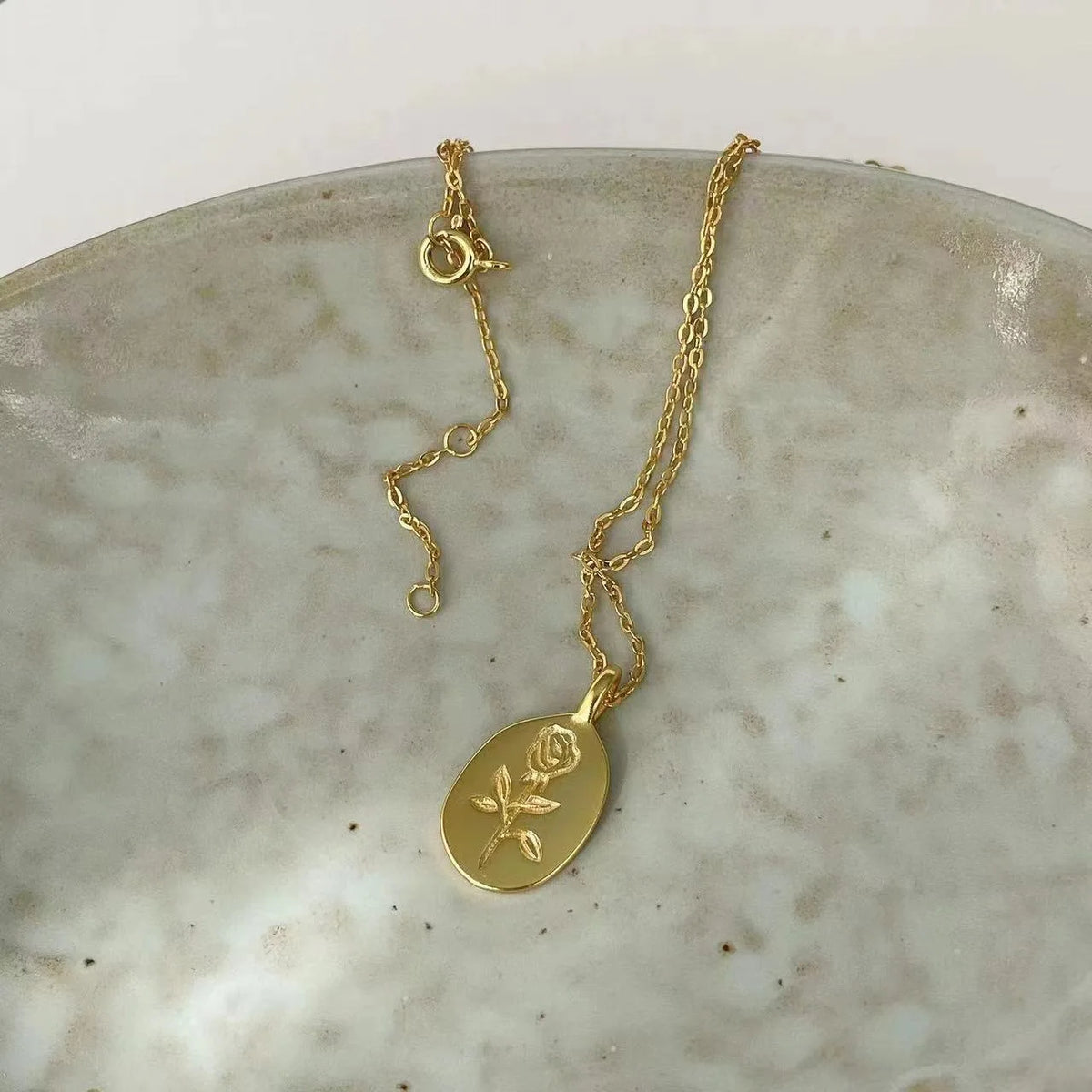 18K vergoldete Blumen-Cameo-Anhänger-Halskette für Damen, personalisierter ästhetischer Schmuck, Geburtstagsgeschenke