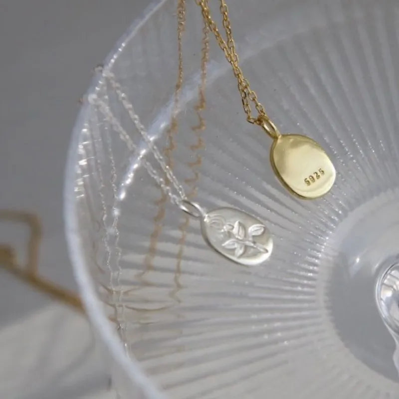18K Gold Plated Flower Cameo Round Pendant Necklace for Women Personalized Aesthetic Jewelry Birthday Gifts